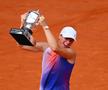 Iga Swiatek și trofeul de la Roland Garros  FOTO Guliver/Gettyimages