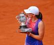 Iga Swiatek sărutând trofeul de la Roland Garros FOTO Guliver/Gettyimages