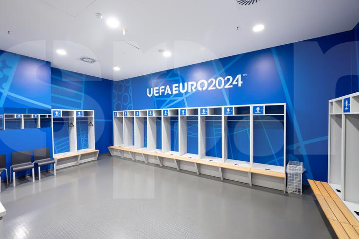 Echipa GSP.RO a intrat în vestiarul României de pe Allianz Arena, Munchen FOTO Ionuț Iordache (GSP.RO)