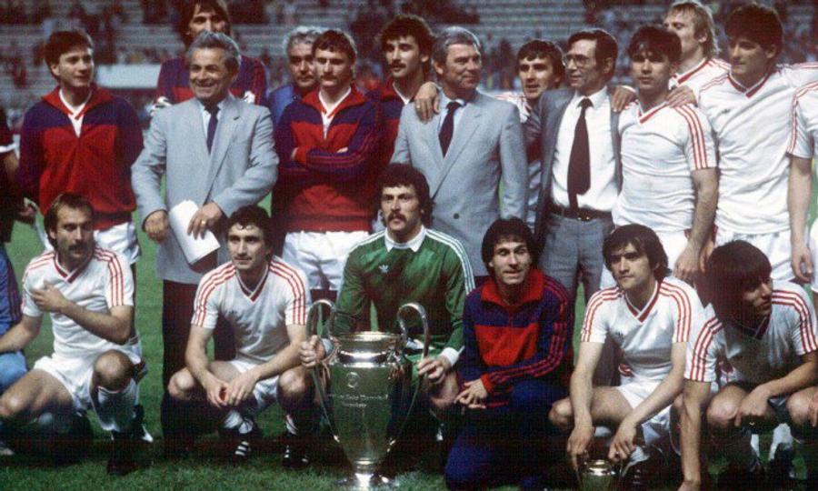 Steaua în cel mai triumfător moment al său și al fotbalului românesc, victoria cu Barcelona la Sevilla, pe 7 mai 1986: Majearu e primul din stânga, jos Gabi Balint, confesiuni unice despre penalty-urile de la Sevilla: „Îți dai seama ce era în capul meu?” + Episod incredibil cu Ienei la finală: „S-au terminat”