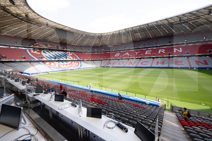 Echipa GSP.RO a intrat în vestiarul României de pe Allianz Arena, Munchen FOTO Ionuț Iordache (GSP.RO)