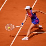 Iga Swiatek întâlnind perfect mingea în finala de la Roland Garros FOTO Guliver/Gettyimages