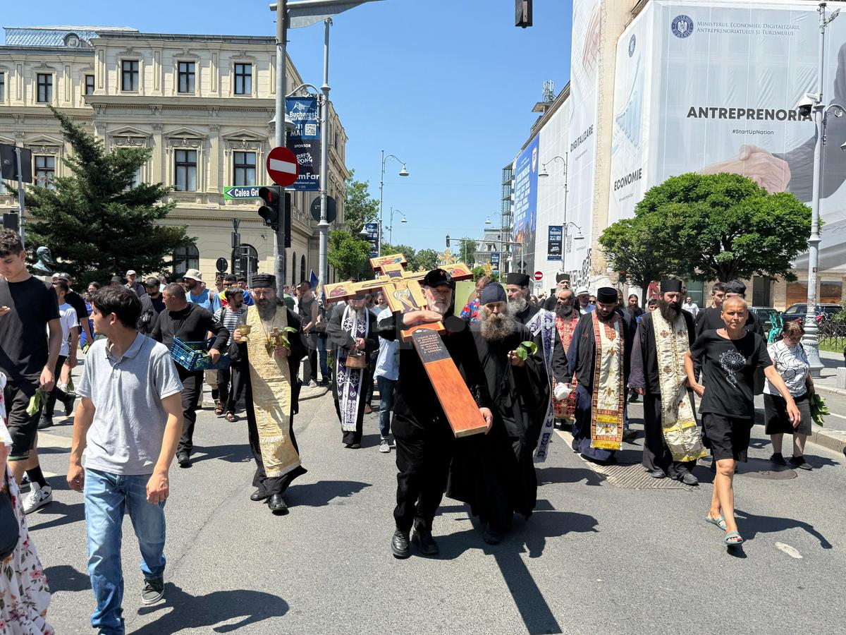 Gigi Becali a ieșit pe Calea Victoriei să „curețe” cu agheasmă după marșul LGBT: a purtat o cruce uriașă, apoi s-a oprit și a cântat