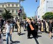 Gigi Becali a ieșit pe Calea Victoriei să „curețe” cu agheasmă după marșul LGBT: a purtat o cruce uriașă, apoi s-a oprit și a cântat