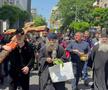Gigi Becali a ieșit pe Calea Victoriei să „curețe” cu agheasmă după marșul LGBT: a purtat o cruce uriașă, apoi s-a oprit și a cântat