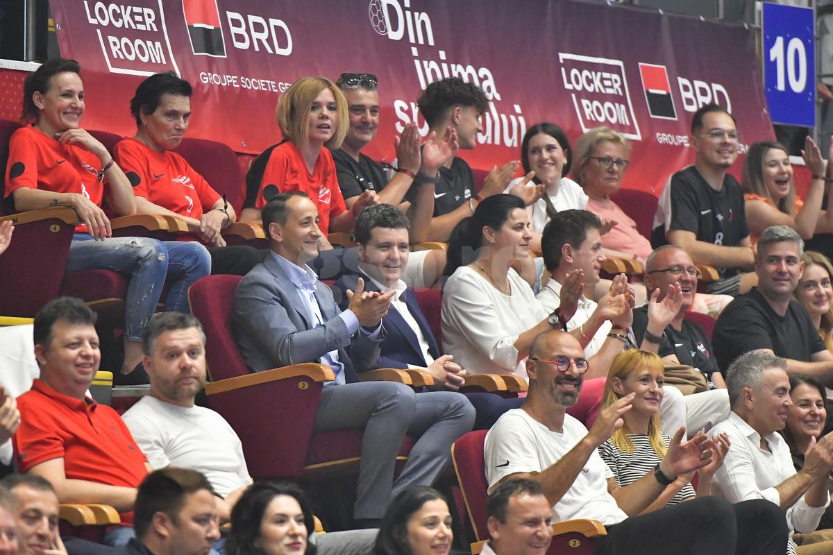 Cele mai tari momente de la Gala Neagu » Cristina și-a luat adio de la fani la Polivalentă, într-un eveniment demn de un superstar: „Nu plec, doar mă îndepărtez un pic de semicerc”