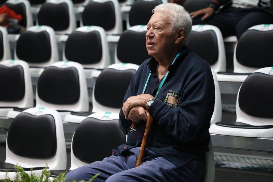 Nicola Pietrangeli la un turneu de tenis FOTO Imago Images Nicola Pietrangeli, campion la Paris de două ori, despre finala masculină de la Roland Garros: „Carlos Alcaraz e un cal nărăvaș, dar Jannik Sinner e de neantins”