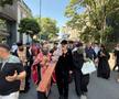 Gigi Becali a ieșit pe Calea Victoriei să „curețe” cu agheasmă după marșul LGBT: a purtat o cruce uriașă, apoi s-a oprit și a cântat