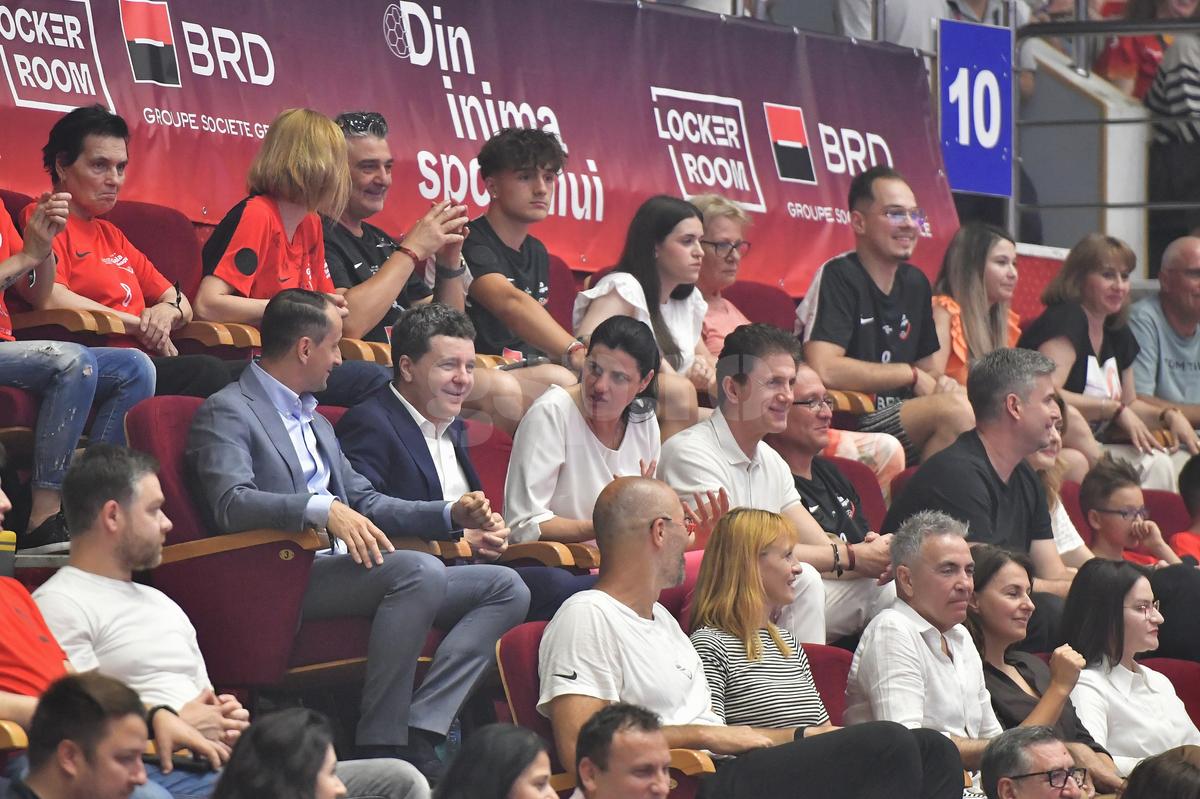 Cele mai tari momente de la Gala Neagu » Cristina și-a luat adio de la fani la Polivalentă, într-un eveniment demn de un superstar: „Nu plec, doar mă îndepărtez un pic de semicerc”