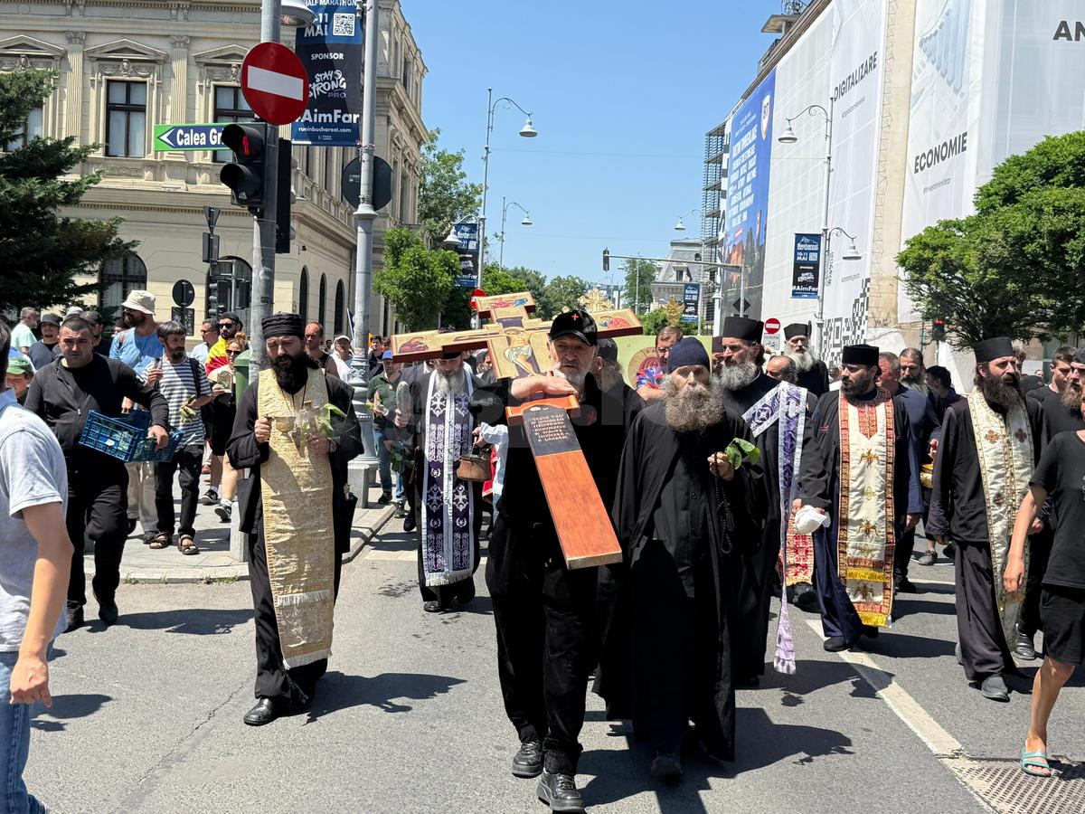 Gigi Becali a ieșit pe Calea Victoriei să „curețe” cu agheasmă după marșul LGBT: a purtat o cruce uriașă, apoi s-a oprit și a cântat