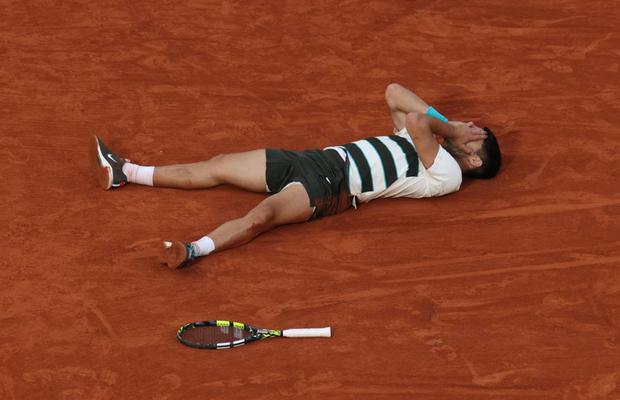 Uluitorul Carlos Alcaraz e campion pentru al doilea an consecutiv la Roland Garros! Revenire incredibilă a numărului 2 mondial în cea mai lungă finală din istoria turneului