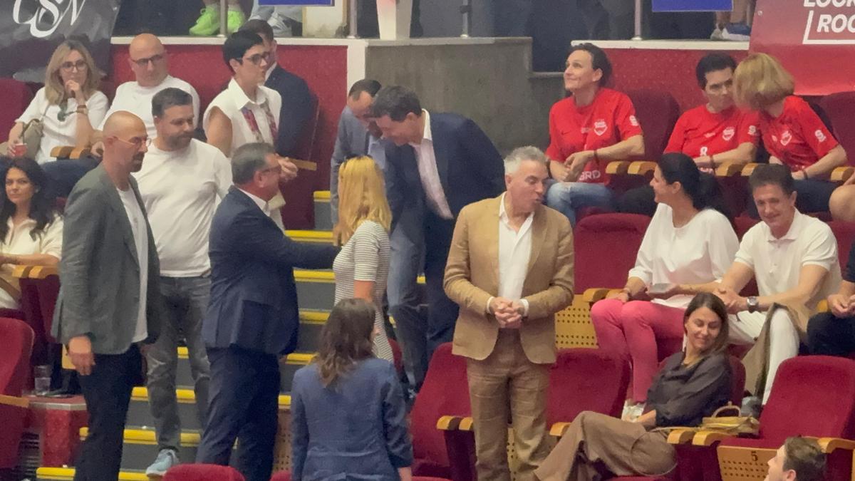 Nicușor Dan, prezent la meciul de retragere al Cristinei Neagu