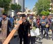 Gigi Becali a ieșit pe Calea Victoriei să „curețe” cu agheasmă după marșul LGBT: a purtat o cruce uriașă, apoi s-a oprit și a cântat