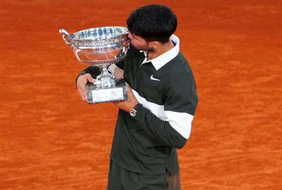 Carlos Alcaraz, cu trofeul Roland Garros 2025/ foto: Imago Images Carlos Alcaraz și-a stabilit următorul obiectiv: „Voi încerca anul viitor” » Federer, Nadal sau Djokovic nu îl au în palmares