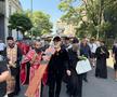 Gigi Becali a ieșit pe Calea Victoriei să „curețe” cu agheasmă după marșul LGBT: a purtat o cruce uriașă, apoi s-a oprit și a cântat