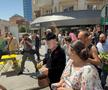 Gigi Becali a ieșit pe Calea Victoriei să „curețe” cu agheasmă după marșul LGBT: a purtat o cruce uriașă, apoi s-a oprit și a cântat