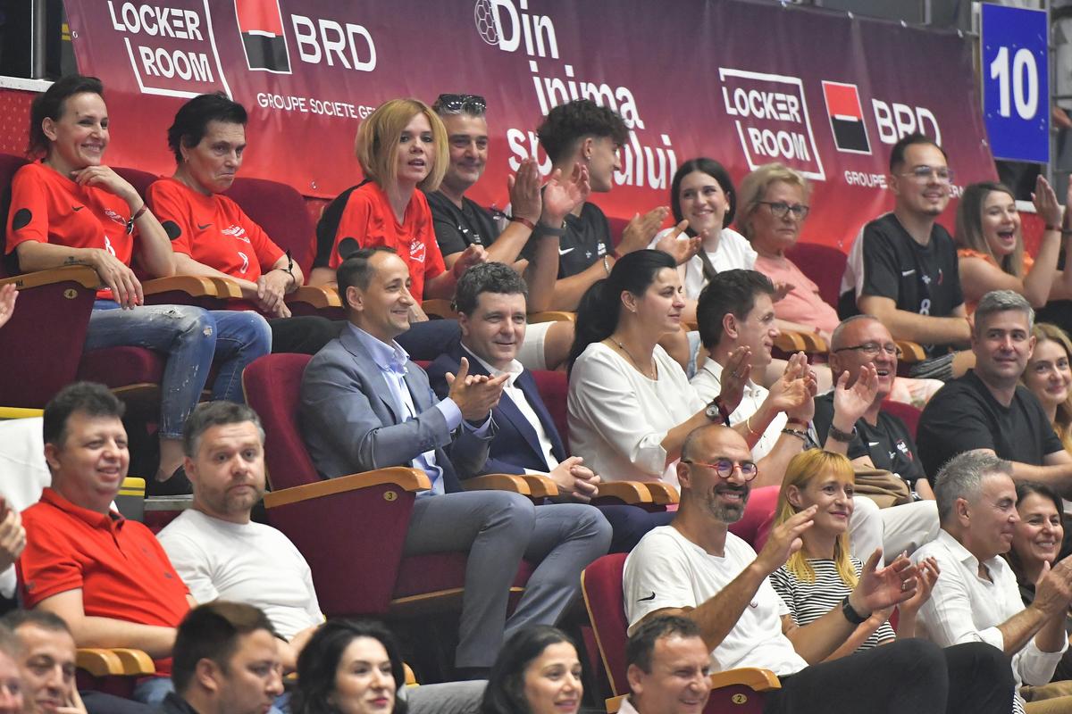 Nicușor Dan, prezent la meciul de retragere al Cristinei Neagu