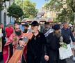 Gigi Becali a ieșit pe Calea Victoriei să „curețe” cu agheasmă după marșul LGBT: a purtat o cruce uriașă, apoi s-a oprit și a cântat