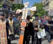 Gigi Becali a ieșit pe Calea Victoriei să „curețe” cu agheasmă după marșul LGBT: a purtat o cruce uriașă, apoi s-a oprit și a cântat