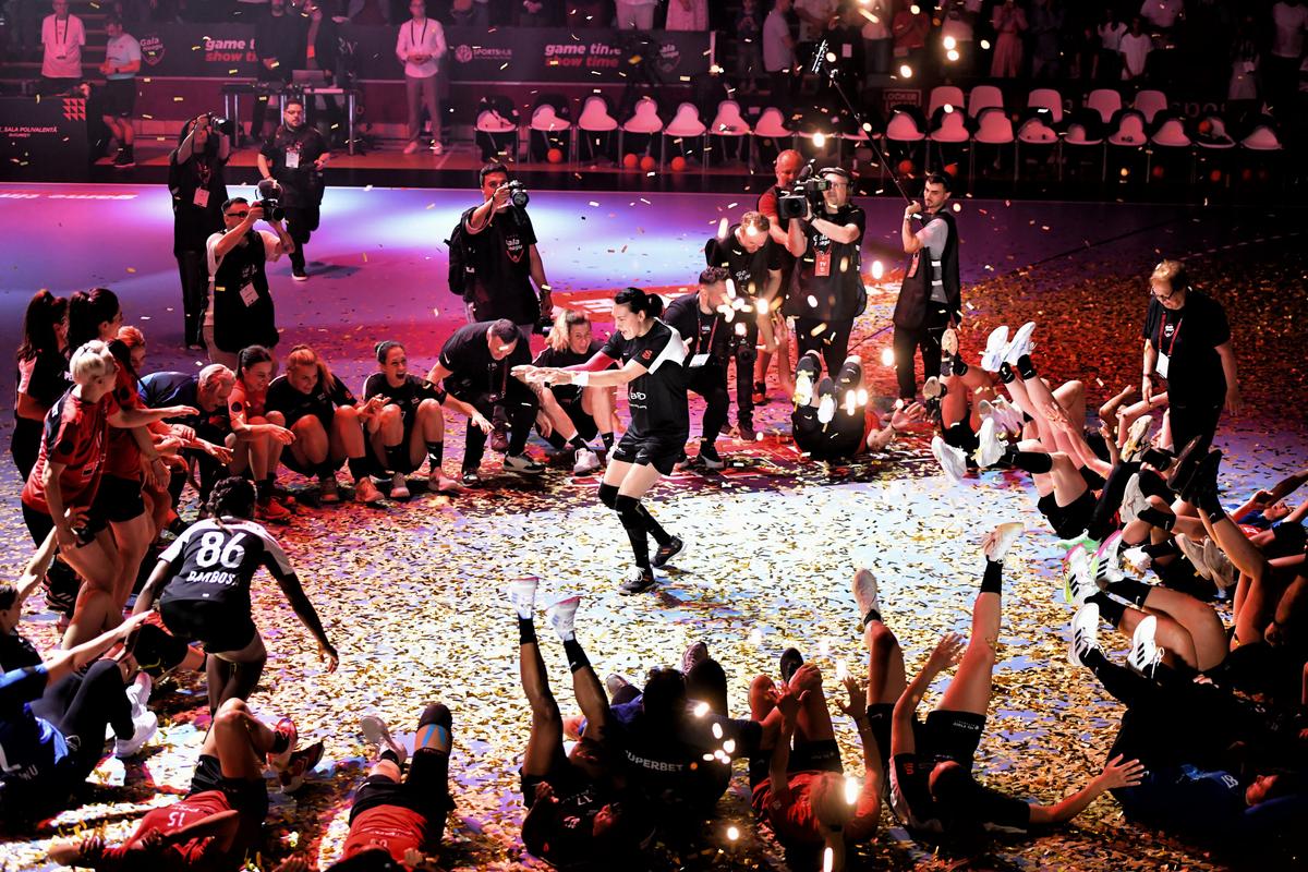 Cele mai tari momente de la Gala Neagu » Cristina și-a luat adio de la fani la Polivalentă, într-un eveniment demn de un superstar: „Nu plec, doar mă îndepărtez un pic de semicerc”