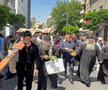 Gigi Becali a ieșit pe Calea Victoriei să „curețe” cu agheasmă după marșul LGBT: a purtat o cruce uriașă, apoi s-a oprit și a cântat