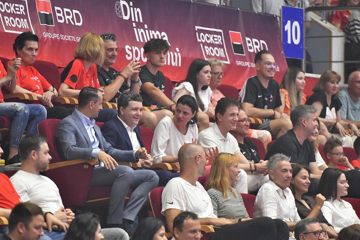 Nicușor Dan, prezent la meciul de retragere al Cristinei Neagu