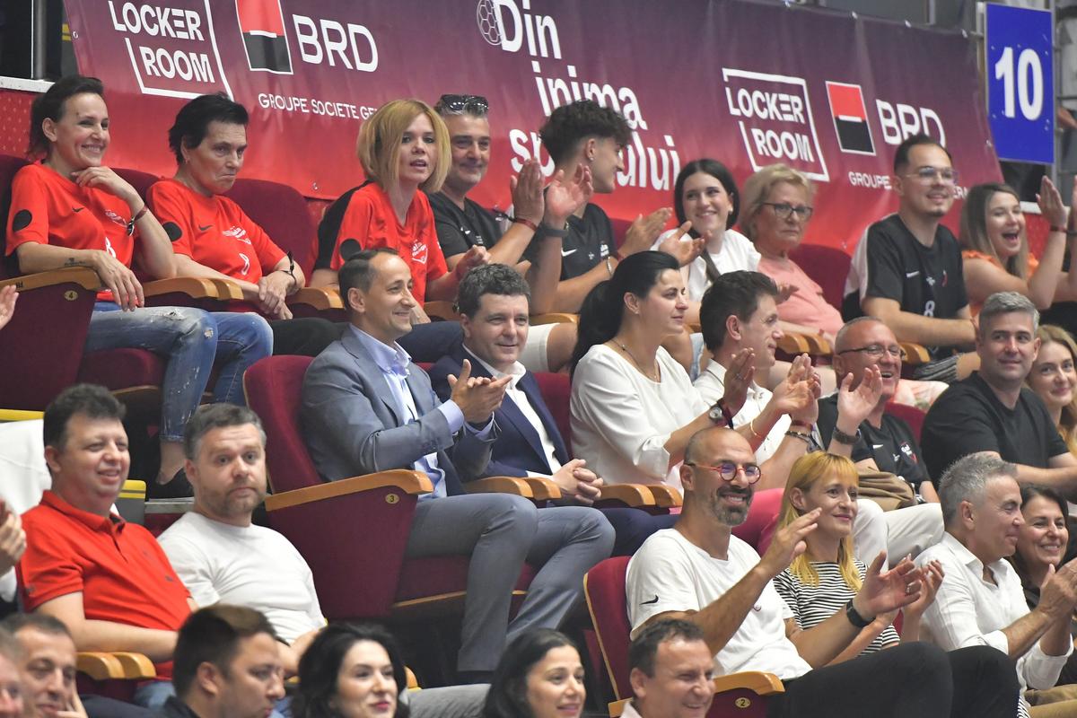 Nicușor Dan, prezent la meciul de retragere al Cristinei Neagu