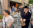 Gigi Becali a ieșit pe Calea Victoriei să „curețe” cu agheasmă după marșul LGBT: a purtat o cruce uriașă, apoi s-a oprit și a cântat
