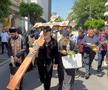 Gigi Becali a ieșit pe Calea Victoriei să „curețe” cu agheasmă după marșul LGBT: a purtat o cruce uriașă, apoi s-a oprit și a cântat