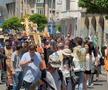 Gigi Becali a ieșit pe Calea Victoriei să „curețe” cu agheasmă după marșul LGBT: a purtat o cruce uriașă, apoi s-a oprit și a cântat