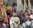 Gigi Becali a ieșit pe Calea Victoriei să „curețe” cu agheasmă după marșul LGBT: a purtat o cruce uriașă, apoi s-a oprit și a cântat