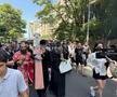 Gigi Becali a ieșit pe Calea Victoriei să „curețe” cu agheasmă după marșul LGBT: a purtat o cruce uriașă, apoi s-a oprit și a cântat