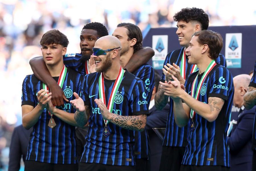 Nicolo Barella și Federico Dimarco au fost în centrul atenției la sărbătoarea titlului câștigat cu Inter în sezonul 2025-2026 / Foto: GettyImages Anunțul surprinzător al vicecăpitanului interist: „Chivu m-a tratat incredibil. Visez să dobor recordul clubului!”