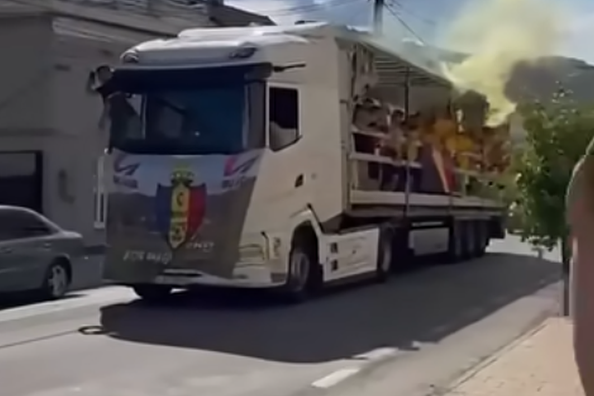 Sărbătoare inedită după titlul câștigat la județ: jucătorii s-au plimbat cu TIR-ul prin oraș și au aprins fumigene