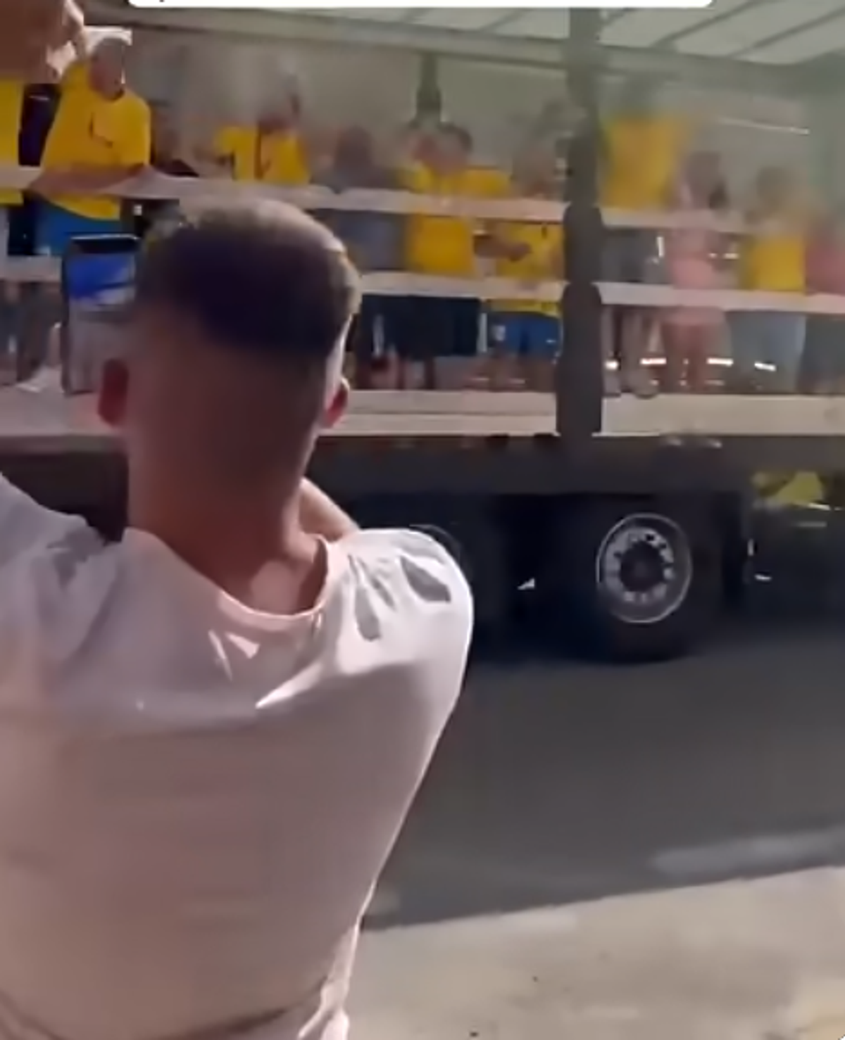 Sărbătoare inedită după titlul câștigat la județ: jucătorii s-au plimbat cu TIR-ul prin oraș și au aprins fumigene
