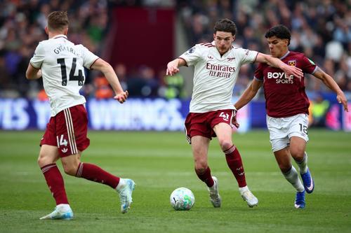 Mateus Fernandes, în duel cu Declan Rice // foto: Imago Images