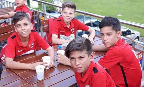 Mathyas Neagu (stânga, sus), în tricoul lui Dinamo