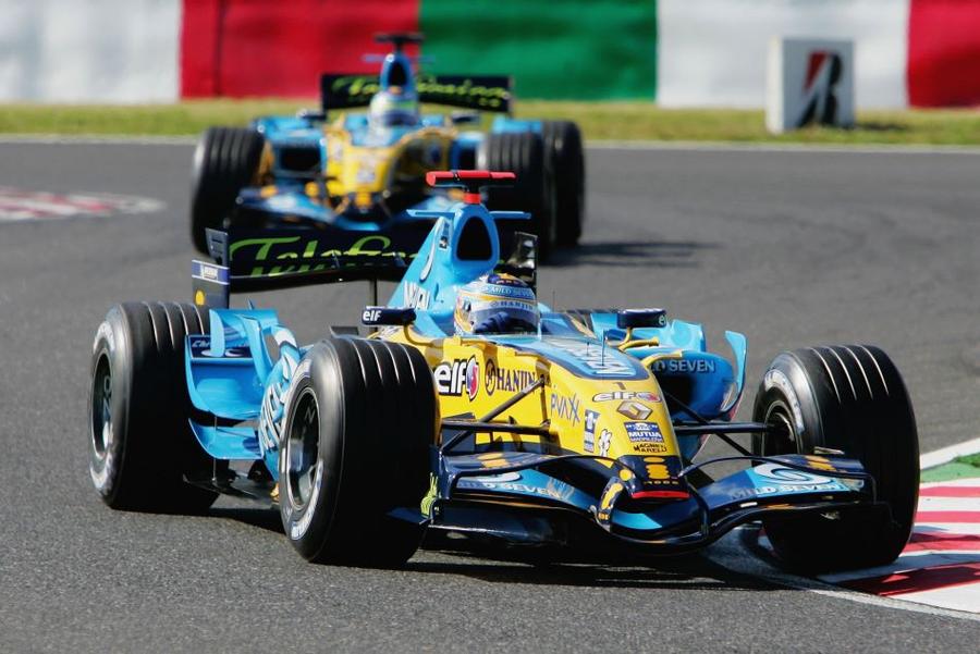 Fernando Alonso în monopostul Renault în 2006, în fața coechipierului Giancarlo Fisichella Foto Guliver/GettyImages După 2 ani de la ieșirea din Marele Circ, Fernando Alonso revine în F1 » Echipa spaniolului e cea cu care a atins vârfurile carierei
