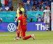 Ovidiu Hațegan, în fața lui Gareth Bale, care a îngenuncheat înainte de Italia-Țara Galilor, foto: Imago