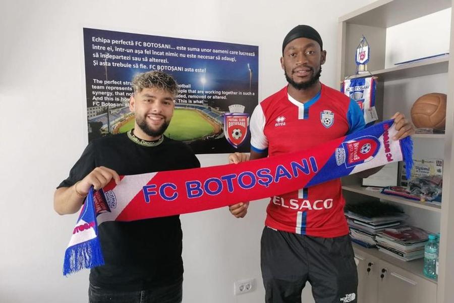 Maecky Ngombo, în momentul prezentării la FC Botoșani Probleme la plecarea în cantonament » Ce au găsit autoritățile în bagajul noului atacant de la Botoșani: „Dacă se va demonstra, îi putem desface contractul”