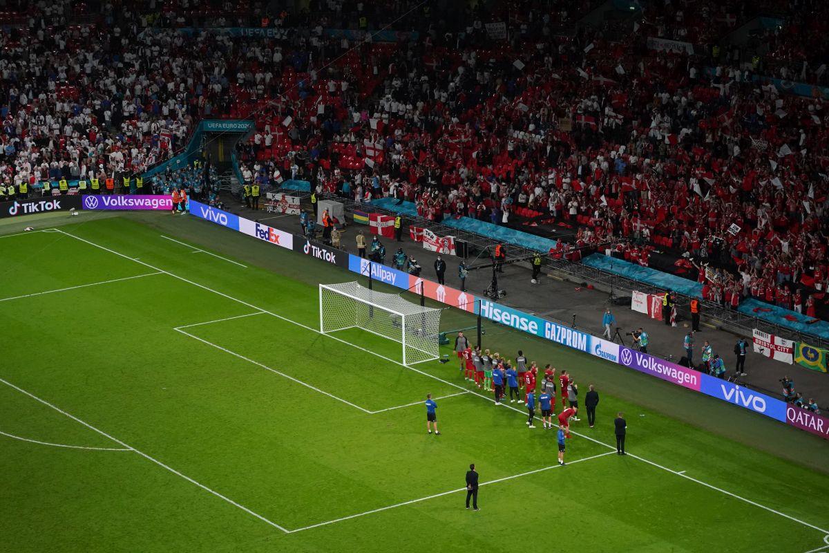 Ce a făcut Ovidiu Hațegan, în timp ce englezii și ceilalți arbitri au îngenuncheat înainte de Anglia - Danemarca