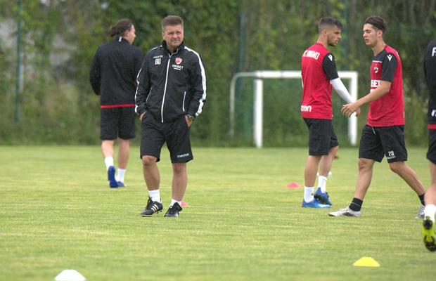 Amicalul dintre Dinamo și Rapid nu se mai dispută » Veteranii „câinilor” au vrut să-i trimită la meci pe cei tineri