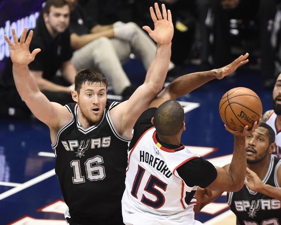 Baynes (numărul 16), campion cu Spurs în NBA FOTO Imago Gelul de mâini și infernul