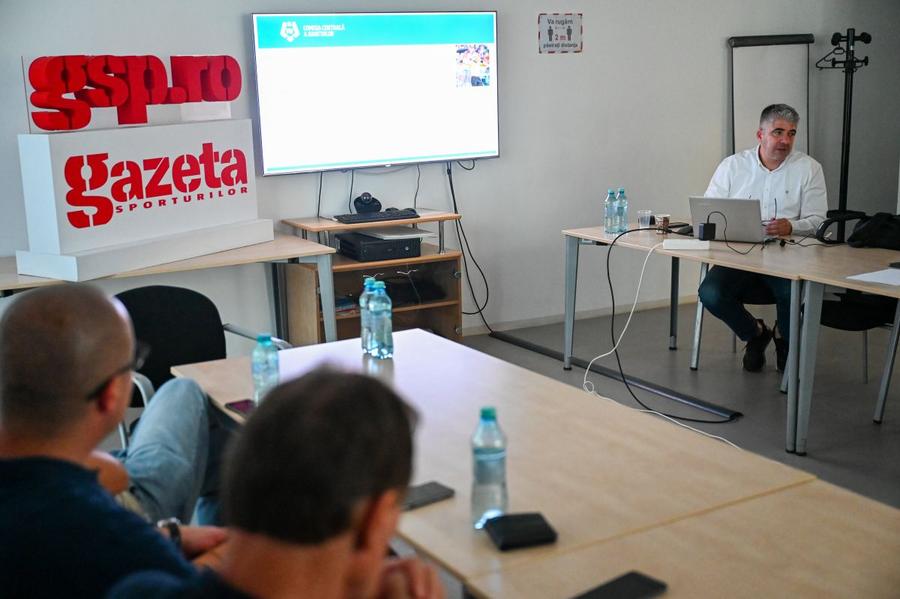 Alexandru Deaconu în timpul lecției despre VAR, în redacția Gazetei Decizie-șoc înainte de primul sezon cu VAR: șeful proiectului, scos din CCA! Vassaras vrea să-l dea afară de tot, dar e INTANGIBIL!