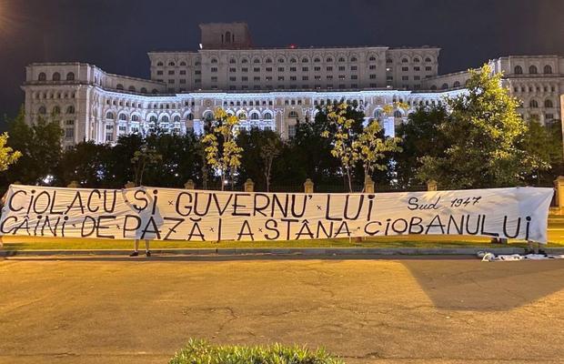 Peluza Sud continuă protestele! Ultrașii au mers în fața Palatului Parlamentului cu un banner dur + mobilizare și în provincie