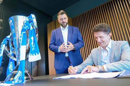 Gică Popescu, președintele Farului, a semnat contractul cu Superbet // sursă foto: farulconstanta.com