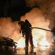 Violențele au izbucnit aseară în Paris, între fanii extremei stânga Frontul Național și forțele de ordine, foto: Imago