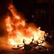 Violențele au izbucnit aseară în Paris, între fanii extremei stânga Frontul Național și forțele de ordine, foto: Imago