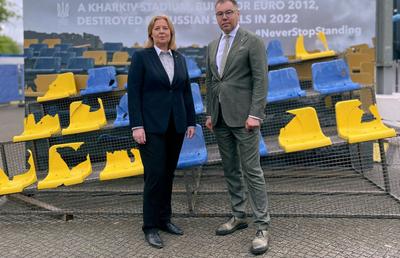 Au adus la Euro 2024 o tribună bombardată de ruși. Pe unde se plimbă scaunele distruse de rachete!