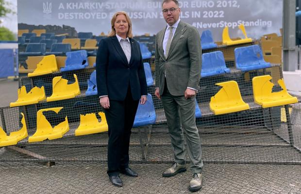 Au adus la Euro 2024 o tribună bombardată de ruși. Pe unde se plimbă scaunele distruse de rachete!